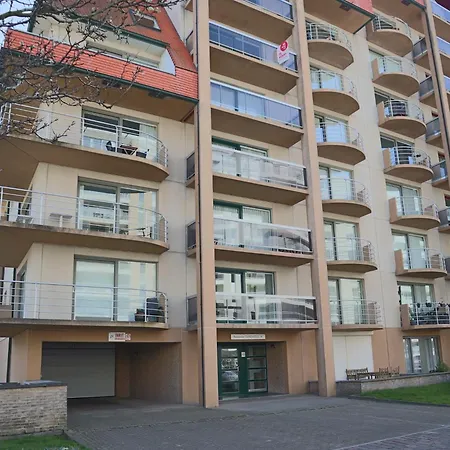 In By Sandy Beaches Nieuport